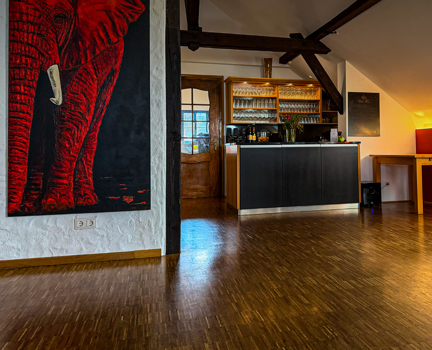 Bar und Holzboden einer Eventlocation nach der Reinigung
