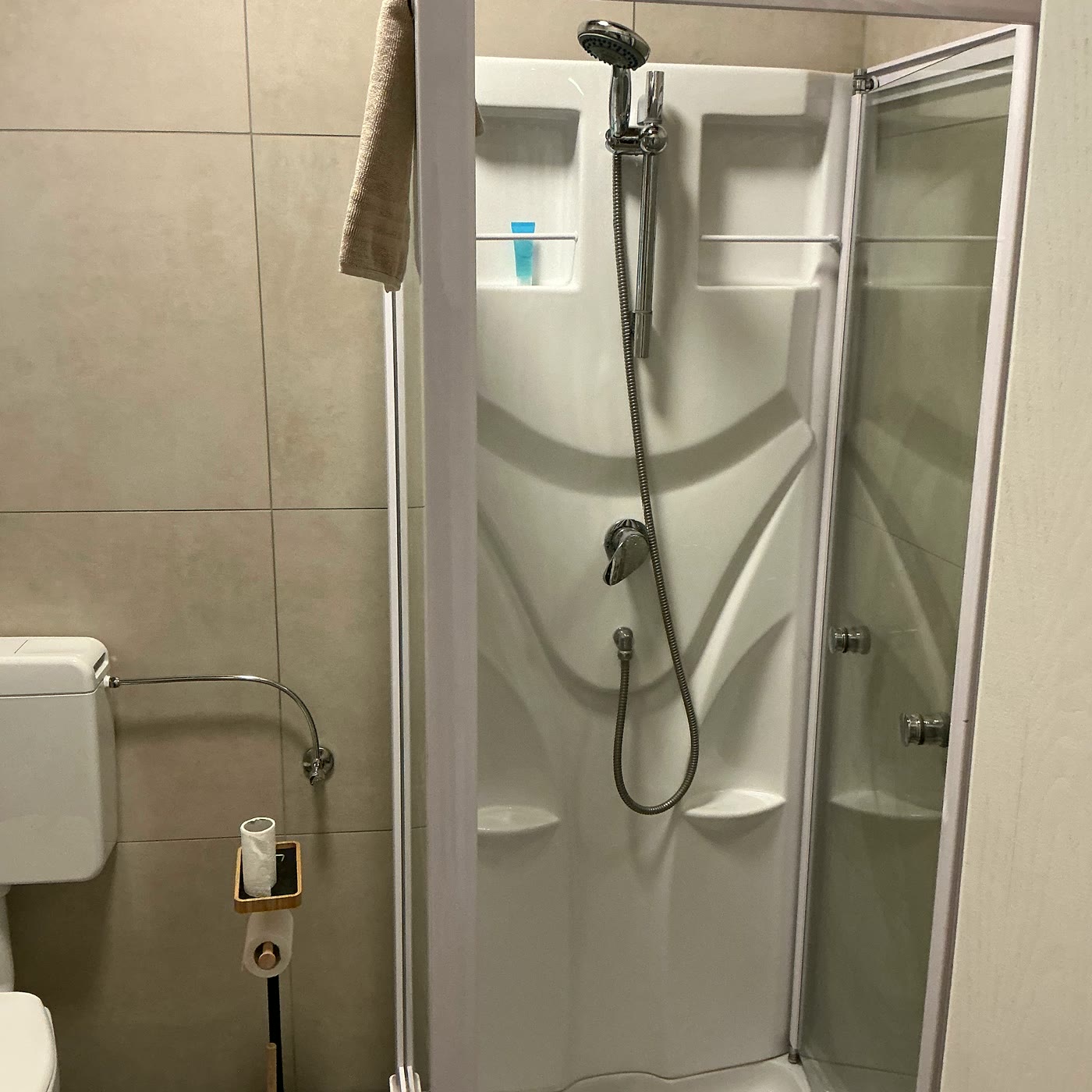 Sauberes Bad mit Dusche in einer Ferienwohnung