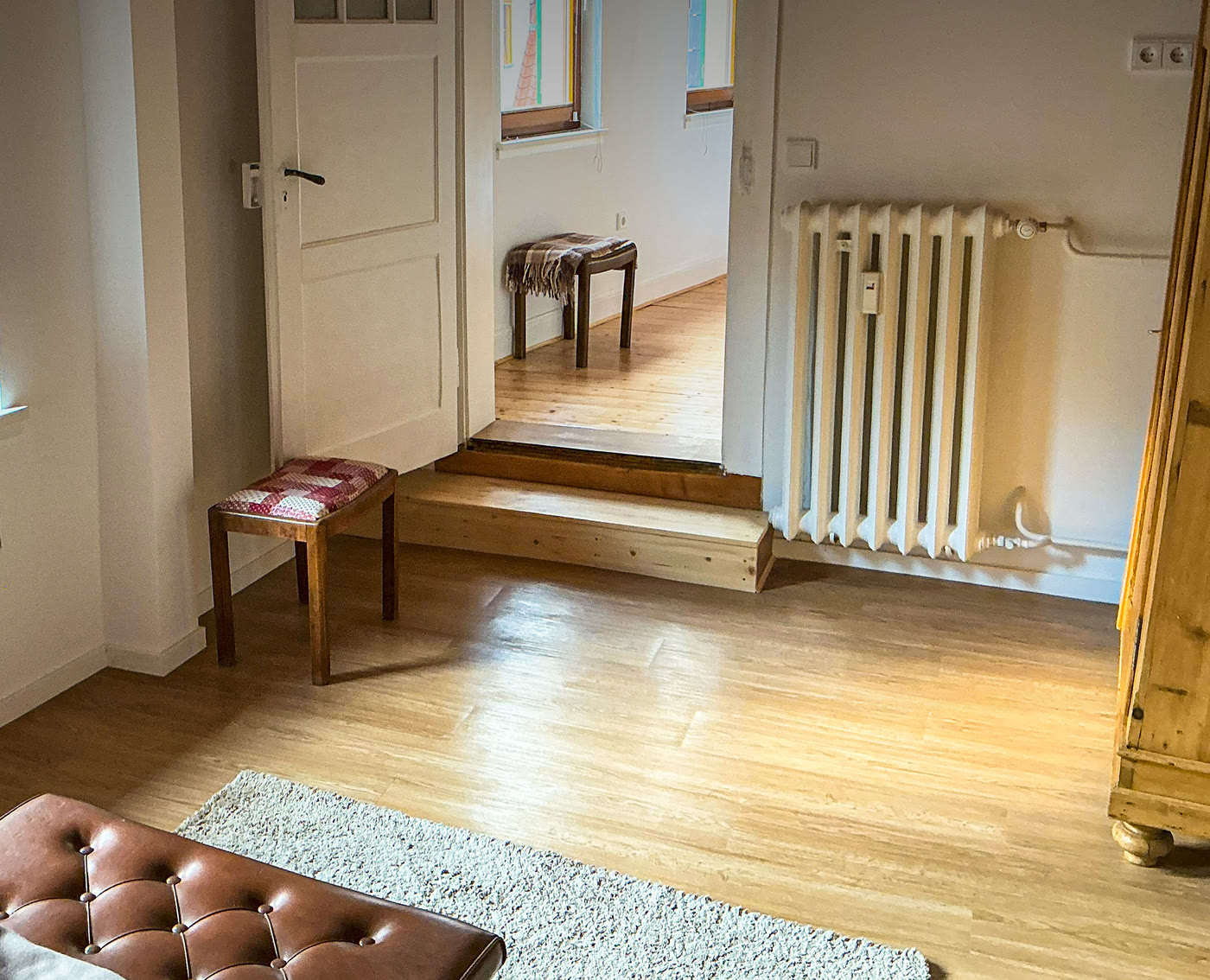 Heller Flur mit glänzendem Holzboden