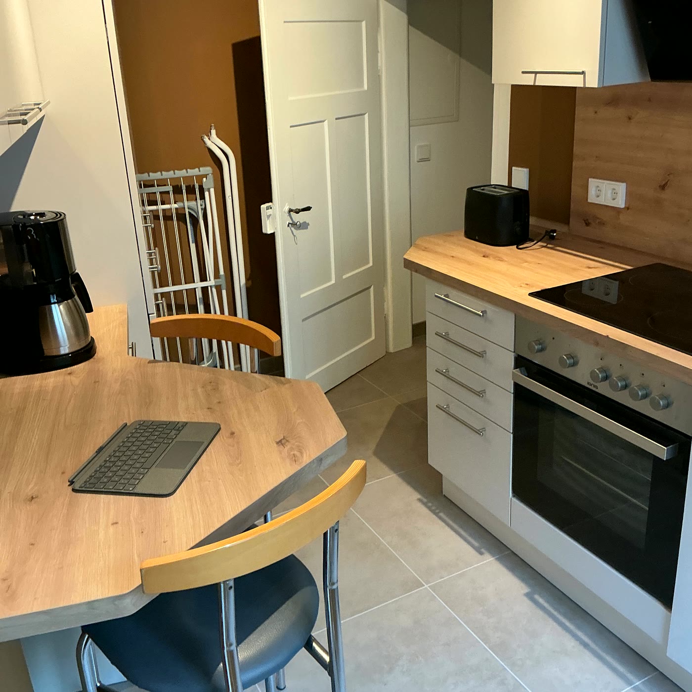 Gereinigte Küchenzeile einer Ferienwohnung