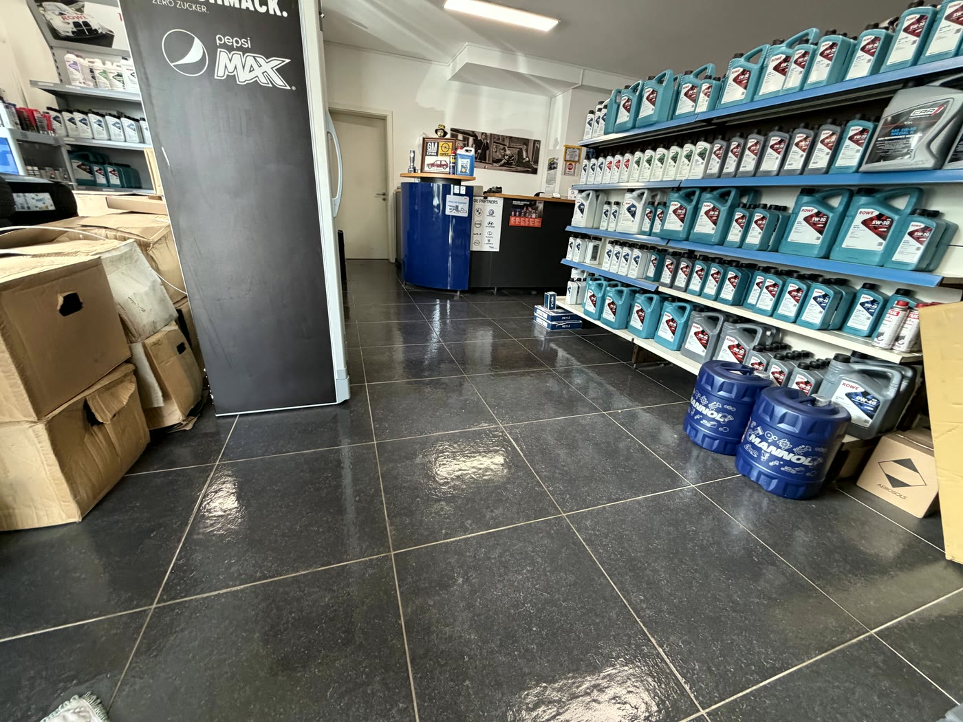 Gereinigter Ladenbereich mit Regalen